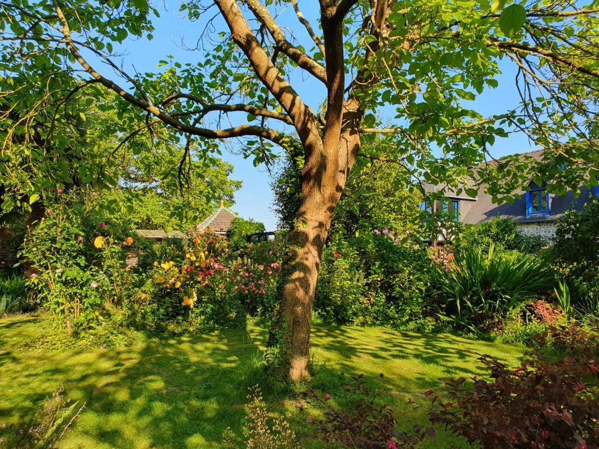 Maison En Pierre Dans Son Nid De Verdure Roz-Landrieux المظهر الخارجي الصورة